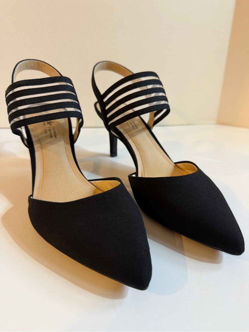 Lifestride Sanya Black Pointed Toe Slingback Heels with Ankle Strap Size 8 WW
